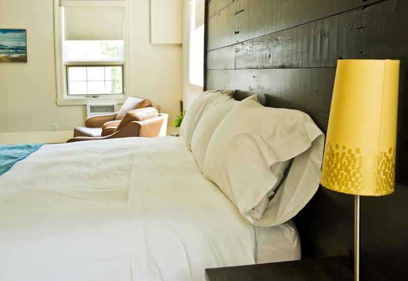 Pine Lodge Muskoka Huntsville Room photo